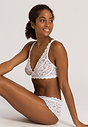 HANRO_B_W_Moments_SoftCupBra_071465_070101_061.jpg