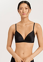 HANRO_B_W_SatinDeluxe_PaddedSoftCupBra_071071_070019_040.jpg