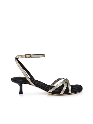 La sandale en cuir Genette est une sandale à talon bas de couleur noire, en cuir gaufré imitation lézard, agrémentée de lanières aux reflets argentés métallisés, dotée dun bout ouvert et dune bride à la cheville ornée dune petite boucle, présentée sur fond blanc.