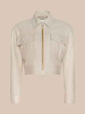 La veste en cuir surdimensionnée Micah - un modèle court, matelassé beige clair avec une fermeture à glissière dorée sur le devant, des poches boutonnées sur la poitrine et un col - est présentée sur un fond beige uni.
