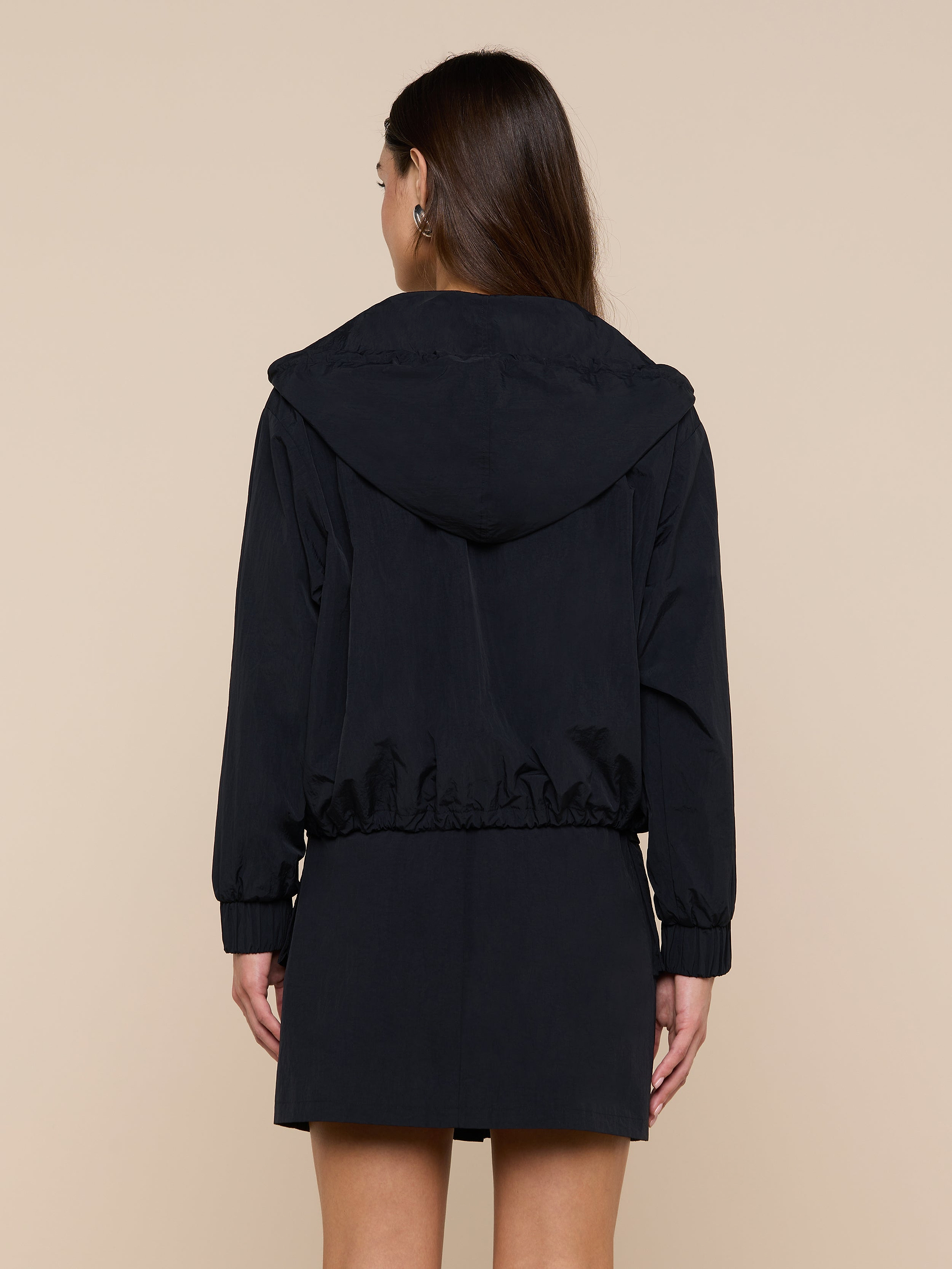 MIDORI VR240 フード ブラック 26 EEE Miro Hooded Windbreaker in Black | L'AGENCE