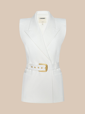 Il gilet Emerly è un blazer bianco senza maniche in tessuto elasticizzato, con ampi revers, scollatura a V e cintura in vita con grande fibbia dorata, su sfondo beige.