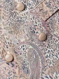 Gros plan sur le blazer Cambrie Oversized Linen-Blend Blazer en paisley léopard beige, marron et rose, avec quatre boutons en relief CARGENIC beige.
