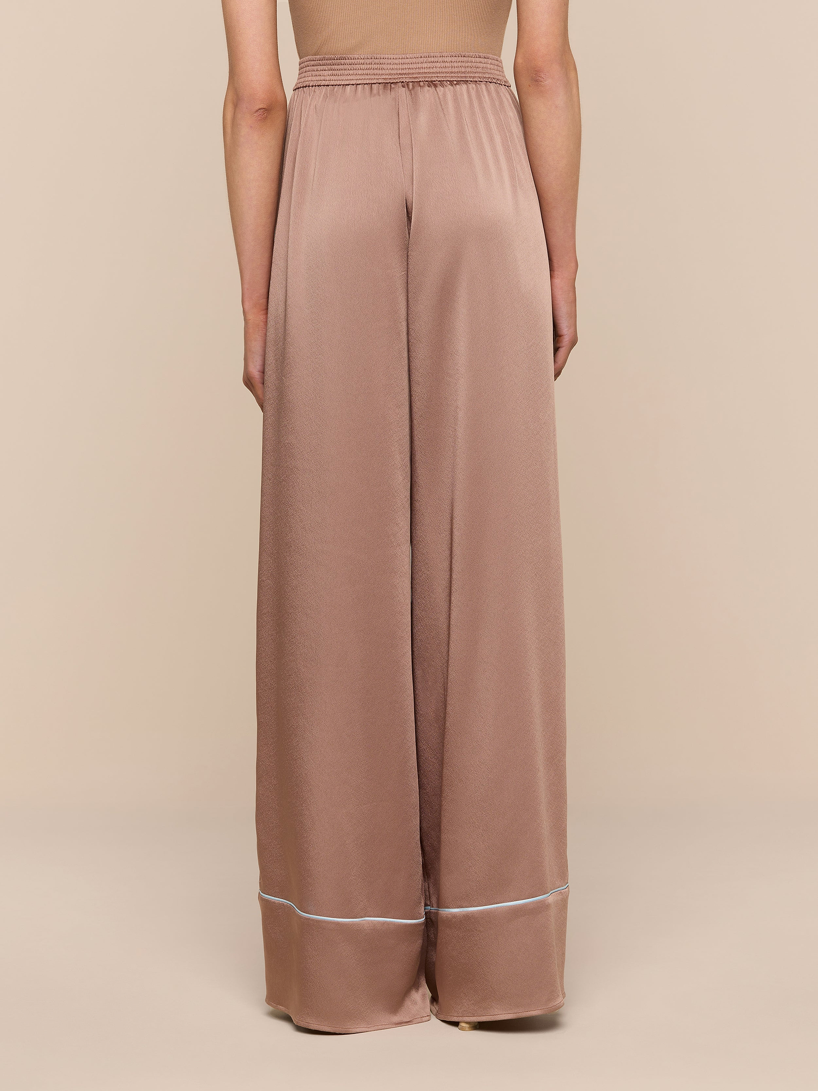 パンツ TAASA Tavia Satin Pant in Mocha Tan/Cool Blue | L'AGENCE