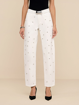 Una persona indossa il Bex Embellished Rodeo Jean, un denim a vita alta e a gamba dritta con accenti di cristallo, abbinato a una cintura nera, un top senza maniche, bracciali e tacchi neri a punta.