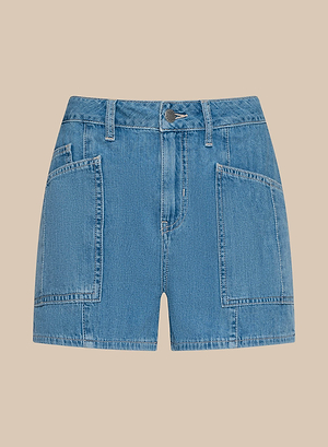 Le short Kyra Jean en bleu, fabriqué en denim léger, présente une taille haute, une fermeture à glissière et à bouton sur le devant, des passants de ceinture et deux grandes poches plaquées sur le devant. Montré sur un fond beige uni.