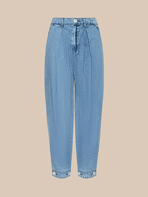 Le jean à jambes larges Elias en bleu clair présente une taille haute, un denim léger, un devant plissé, des jambes fuselées jusquà la cheville et des poignets boutonnés - parfait comme pièce de transition polyvalente pour votre garde-robe.