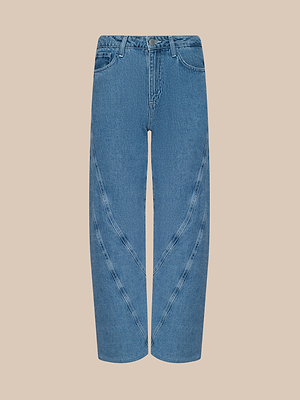 Le Frasier Rodeo Jean se compose dun denim bleu entièrement en coton, dune taille haute, dune coupe slouchy, de jambes larges et de coutures en V sur le devant, le tout sur un fond beige uni.