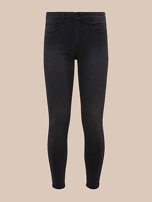 I jeans skinny corti Margot sono un paio di jeans skinny neri a vita alta in denim elasticizzato, con fascia in vita sagomata, tasche anteriori e posteriori, passanti per cintura e chiusura con bottone e cerniera, raffigurati su uno sfondo beige a tinta unita.