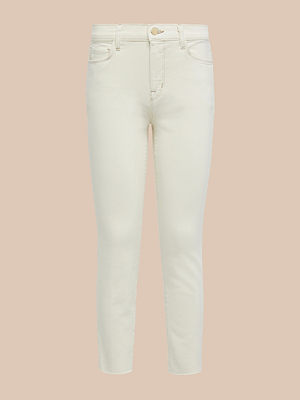 Die „Sada Slim-Leg Cropped Jean“ ist eine cremefarbene Jeans mit hoher Leibhöhe, schmalem, geradem Bein, Vorder- und Gesäßtaschen, Reißverschluss, Knopfverschluss und hochwertigem Stretch-Denim. Abgebildet vor einem einfarbigen beigen Hintergrund.