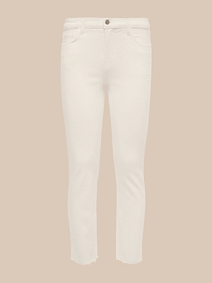 بنطال الجينز القصير «Sada Slim-Leg Cropped Jean» هو بنطال أبيض ذو خصر مرتفع وقصة ضيقة مصنوع من قماش الدنيم المرن، ويتميز بإغلاق بزر وسحاب، وخمسة جيوب، وحواف متفرقة، ويظهر في الصورة على خلفية بيج سادة.