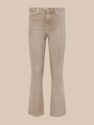 Le jean évasé court « Kendra Coated » se caractérise par sa teinte beige, sa taille haute, sa coupe évasée et courte, sa fermeture à bouton et à fermeture éclair, ainsi que ses poches avant et arrière. Il est présenté ici sur un fond beige clair.