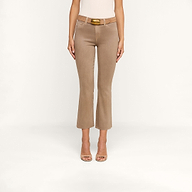 Una persona che indossa i jeans Kendra Coated Cropped Flare, abbinati a una cintura beige e a tacchi color carne, è in posa davanti a uno sfondo beige a tinta unita, mostrando solo la parte inferiore del corpo.