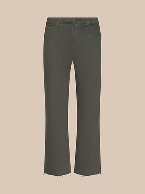 Le jean court à jambes larges Wanda, en vert olive, présente des ourlets bruts et effilochés, des poches avant et arrière, ainsi quune fermeture à bouton et à glissière, sur un fond beige uni.