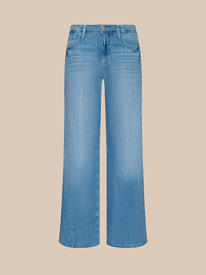 El vaquero Alicent Wide-Leg Jean en un lavado índigo claro tiene cintura alta, perneras anchas como zapatillas de deporte, bolsillos delanteros y traseros y cierre de cremallera con botón, sobre un fondo beige liso.