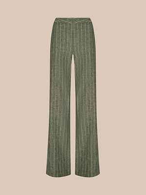 Le pantalon Livvy en lin mélangé présente une silhouette à jambe large et à taille haute en vert avec des rayures verticales blanches, sur un fond beige uni.