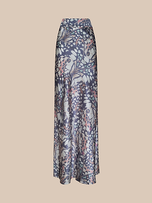 La maxi gonna in seta Ryker è una gonna lunga a vita alta con una stampa astratta di ali di farfalla in blu, bianco e rosa su sfondo beige.