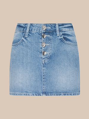 تنورة سولين جينز سولين القصيرة باللون الأزرق الفاتح مصنوعة بالكامل من الدنيم القطني مع جيبين أماميين وأربعة أزرار فضية جديدة في المنتصف، وتظهر على خلفية بيج سادة.