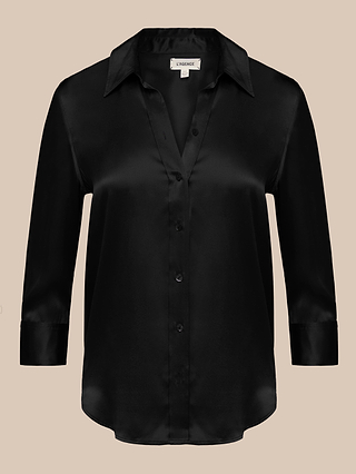 La blouse en soie Dani, une blouse en charmeuse noire à boutons, à manches longues et au col classique, est mise en valeur avec élégance sur un fond beige uni.