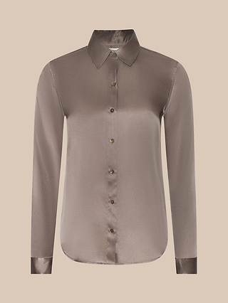 La blouse en soie Tyler — une blouse en satin à manches longues, boutonnée, de couleur marron cardamome et dotée dun col — est présentée sur un fond beige uni.