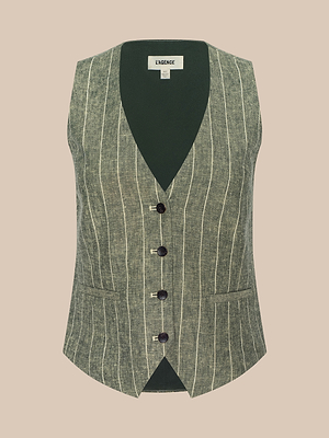 Il gilet Drina in misto lino gessato verde oliva presenta uno scollo a V, bottoni neri e due tasche frontali, su uno sfondo beige neutro.