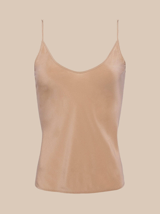 Canotta Lexi Silk in raso beige, caratterizzata da spalline sottili regolabili e da una silhouette slanciata dal taglio in sbieco, in primo piano su uno sfondo beige chiaro a tinta unita.