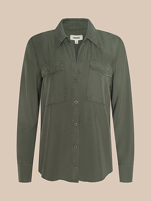Le chemisier Pearson est une chemise boutonnée à manches longues en lyocell de couleur vert olive, dotée dun col et de deux poches sur la poitrine, présentée sur un fond beige uni.