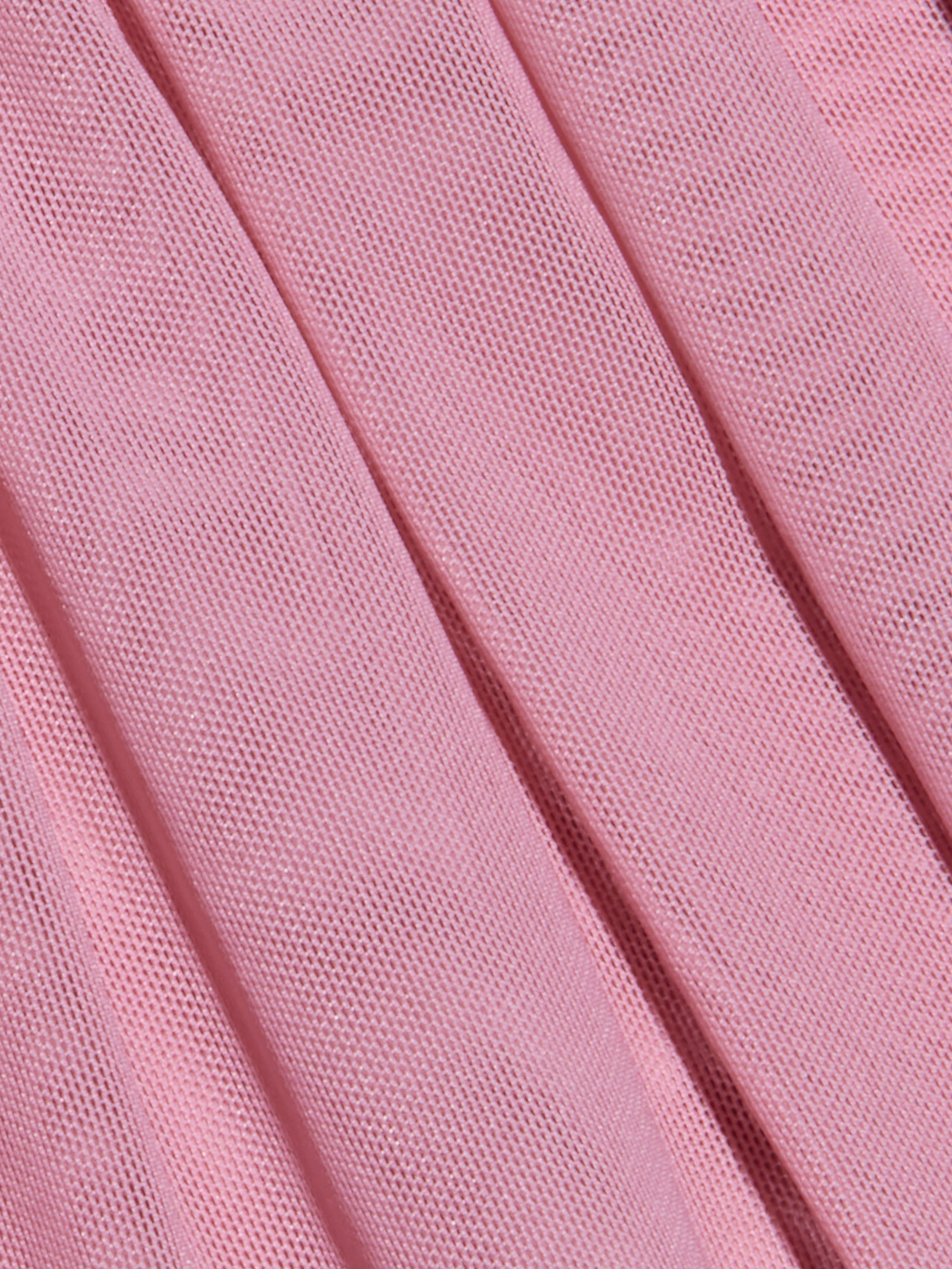 Gros plan sur la maille rose semi-transparente du Bodysuit Gelina Mesh, qui présente une texture finement quadrillée. Elle est délicatement drapée et parfaite pour une coupe sexy avec des bretelles réglables.