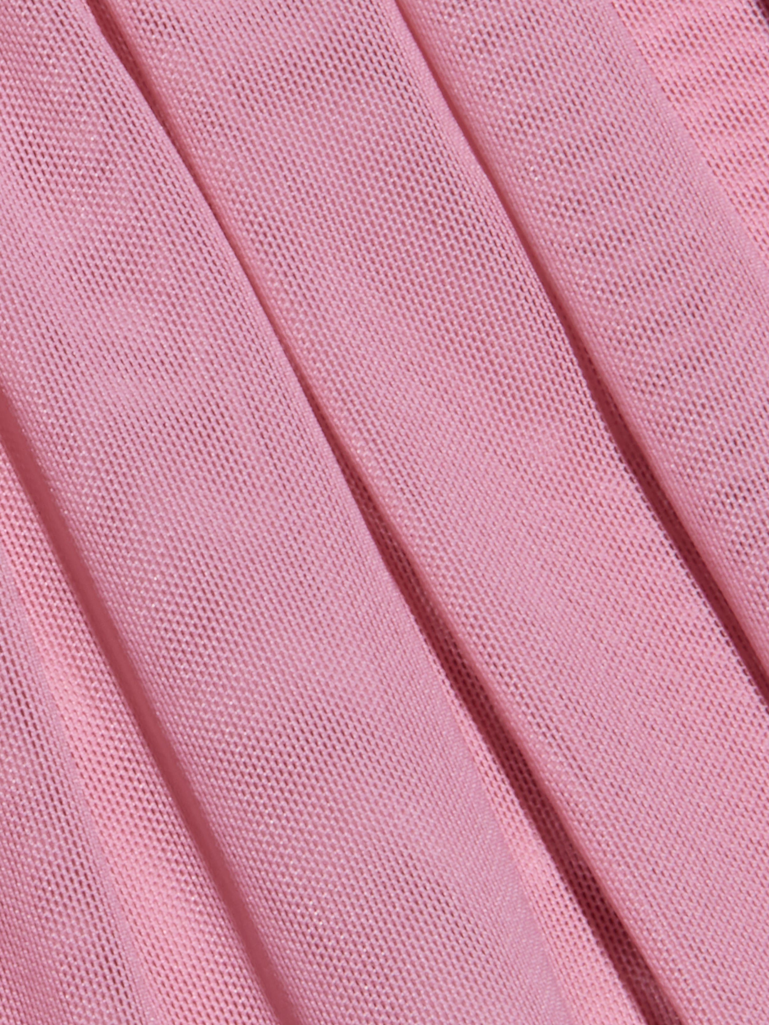 Gros plan sur la maille rose semi-transparente du Bodysuit Gelina Mesh, qui présente une texture finement quadrillée. Elle est délicatement drapée et parfaite pour une coupe sexy avec des bretelles réglables.