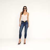 Una donna con indosso occhiali da sole, il body Gelina Mesh con spalline regolabili, jeans skinny blu con una cintura nera e sandali neri con tacco è in piedi davanti a uno sfondo beige a tinta unita.