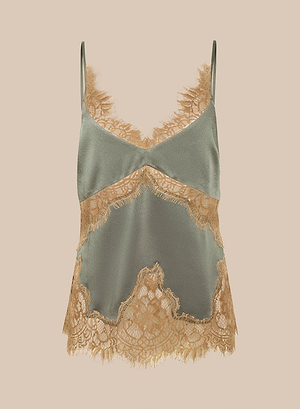 Le caraco en dentelle de soie Mitsu est un haut vert sauge doté de bretelles spaghetti réglables, dempiècements de dentelle beige à lencolure, à lourlet et au milieu du corps, et dun motif en soie doux et féminin.