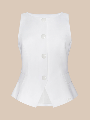 Le gilet Tessa est un gilet blanc ajusté sans manches en tissu extensible, doté de gros boutons ronds sur le devant, de deux petites poches à rabat et dun ourlet légèrement évasé. Il est présenté sur un fond beige uni.