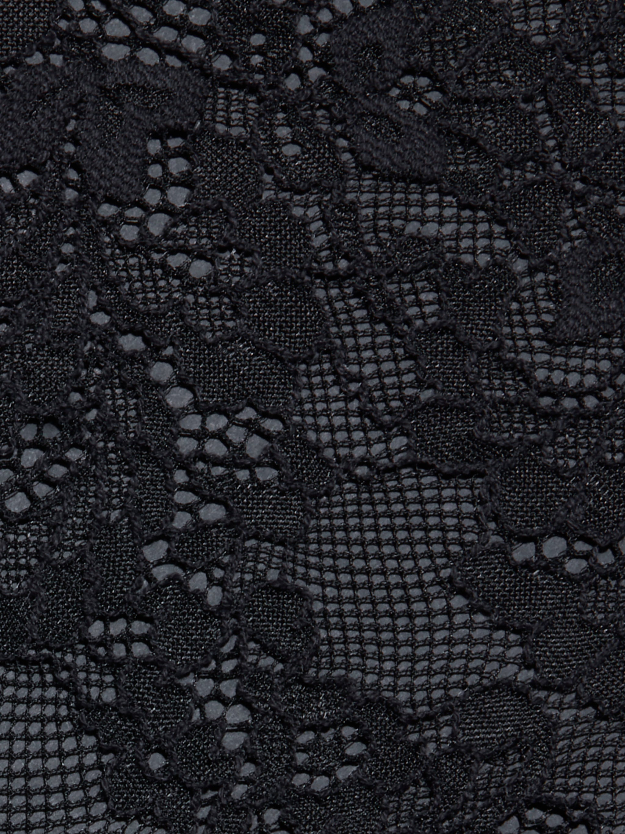 Primo piano sul tessuto in pizzo nero della canotta Rosel Lace, caratterizzata da un intricato motivo floreale con zone in rete e zone a tinta unita che mettono in risalto le delicate cuciture e i dettagli materici della canotta.