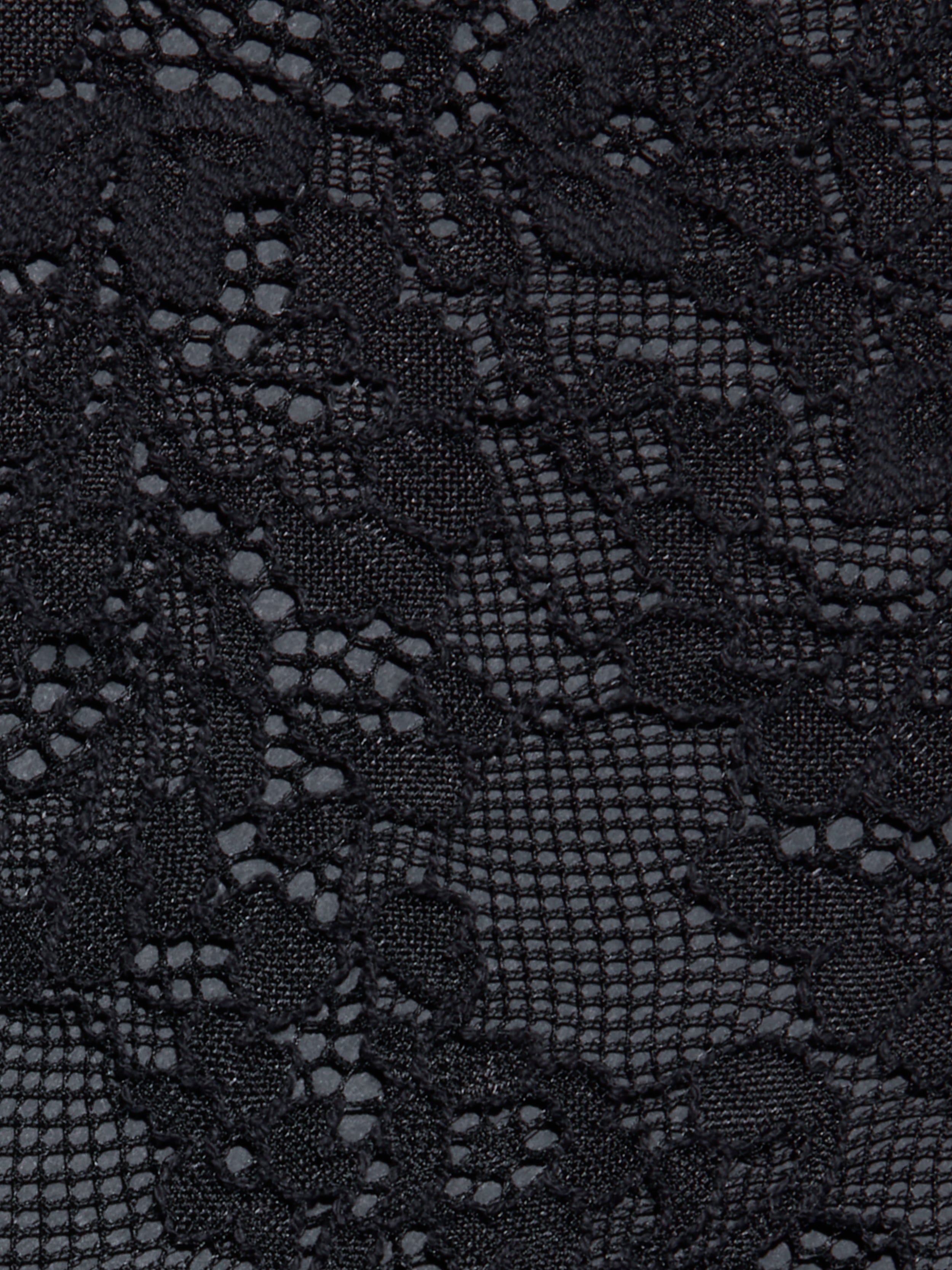 Primo piano sul tessuto in pizzo nero della canotta Rosel Lace, caratterizzata da un intricato motivo floreale con zone in rete e zone a tinta unita che mettono in risalto le delicate cuciture e i dettagli materici della canotta.