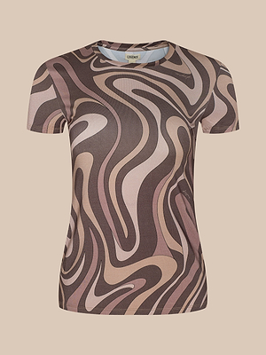 Le Ressi Fitted Tee est un t-shirt à manches courtes et à la coupe ajustée qui présente un motif abstrait ondulé dans des tons marron, beige et rose, réalisé en jersey extensible et présenté sur un fond clair uni.