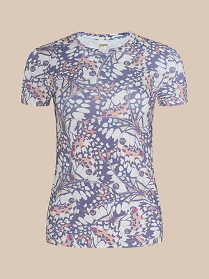 Das Ressi Fitted Tee ist ein Bestseller unter den schmal geschnittenen T-Shirts mit einem abstrakten Schmetterlingsflügel-Print in Lila, Weiß und Hellrosa auf Beige. Aus weichem Stretch-Jersey-Strick für ganztägigen Tragekomfort.