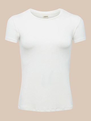 Das Ressi Micro-Rib-T-Shirt, ein schmal geschnittenes, kurzärmeliges Modell mit Rundhalsausschnitt in schlichtem Weiß, wird vor einem beigen Hintergrund präsentiert und von vorne gezeigt, ohne sichtbare Logos oder Grafiken.