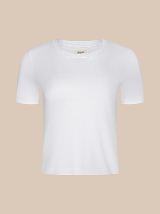 Le t-shirt court en coton « Stormy », un t-shirt blanc uni à manches courtes confectionné en coton biologique, doté dun col rond classique et dune coupe semi-ample, est présenté sur un fond beige.