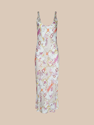 La robe longue en satin Akiya est une robe sans manches, à encolure dégagée, coupée en biais, qui présente un imprimé pastel coloré en rose, jaune et violet sur beige clair, sur un fond beige uni.