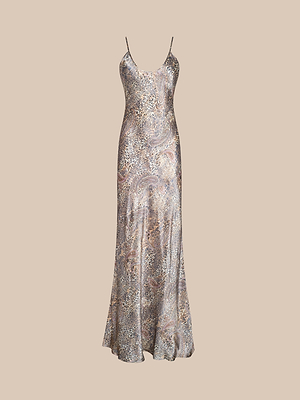 La robe Charmaine est une longue robe sans manches en charmeuse de soie coupée en biais, avec des bretelles spaghetti réglables et un corsage ajusté. Elle est ornée dun imprimé cachemire et animalier brillant dans des tons neutres sur fond beige.