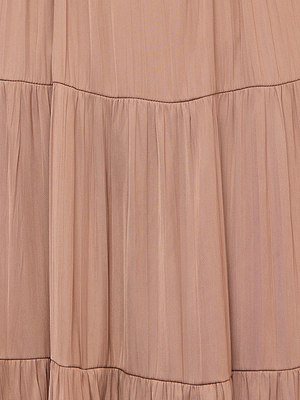 Gros plan sur la robe longue à volants Lua : tissu satiné marron clair à effet froissé avec coutures froncées à volants, mettant en valeur sa construction élégante de robe longue.
