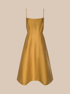 Il Meredith Linen-Blend Dress è un abito midi senza maniche, dalla linea ad A con spalline sottili, realizzato in un tessuto giallo oro lucido, perfetto come abito estivo, su uno sfondo beige tinta unita.