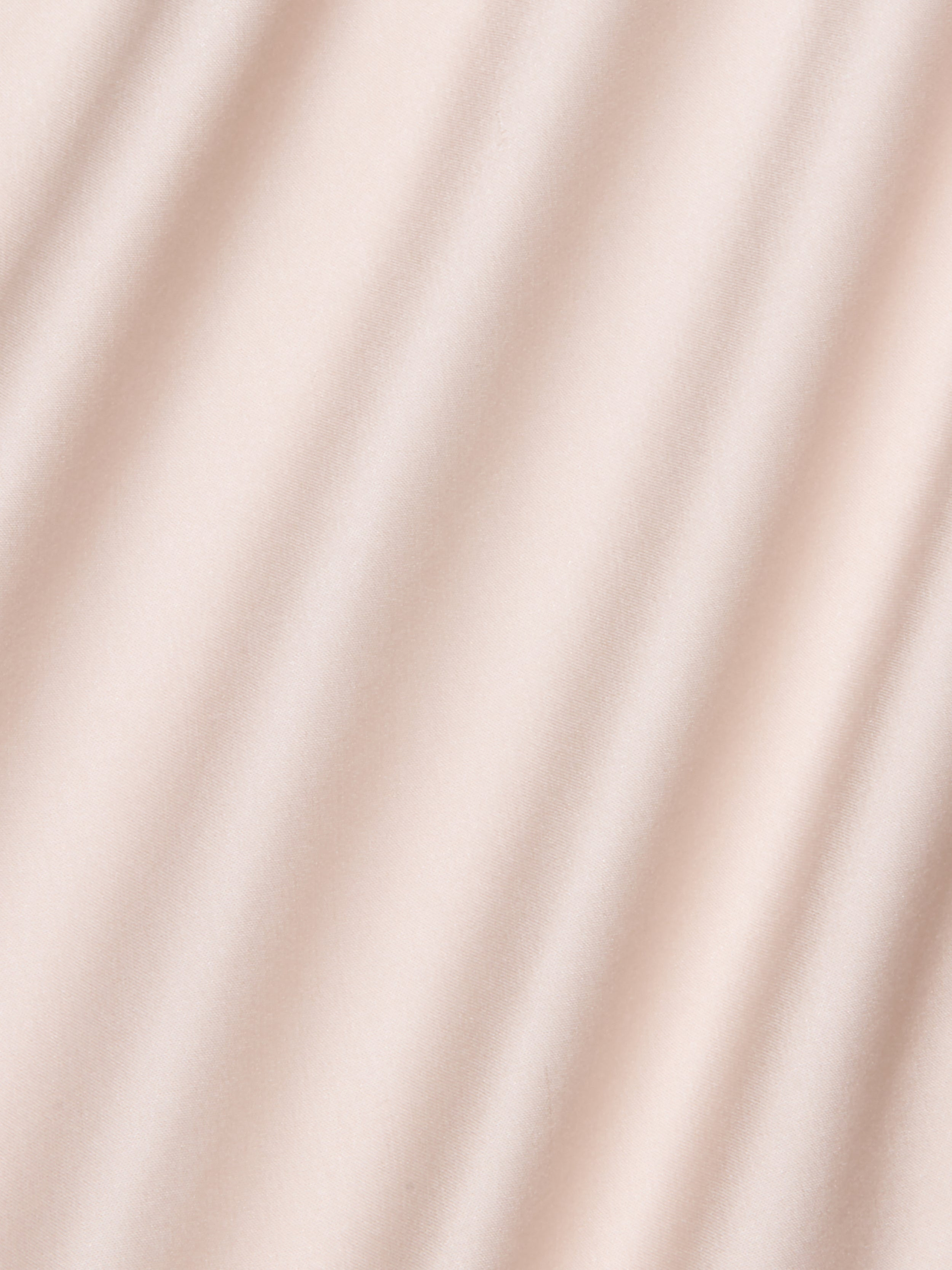 Il maxi abito Akiya Satin è caratterizzato da un morbido tessuto beige con delicate pieghe diagonali, che creano un look caldo e neutro. La texture liscia e satinata riflette sottilmente luci e ombre per un effetto elegante.