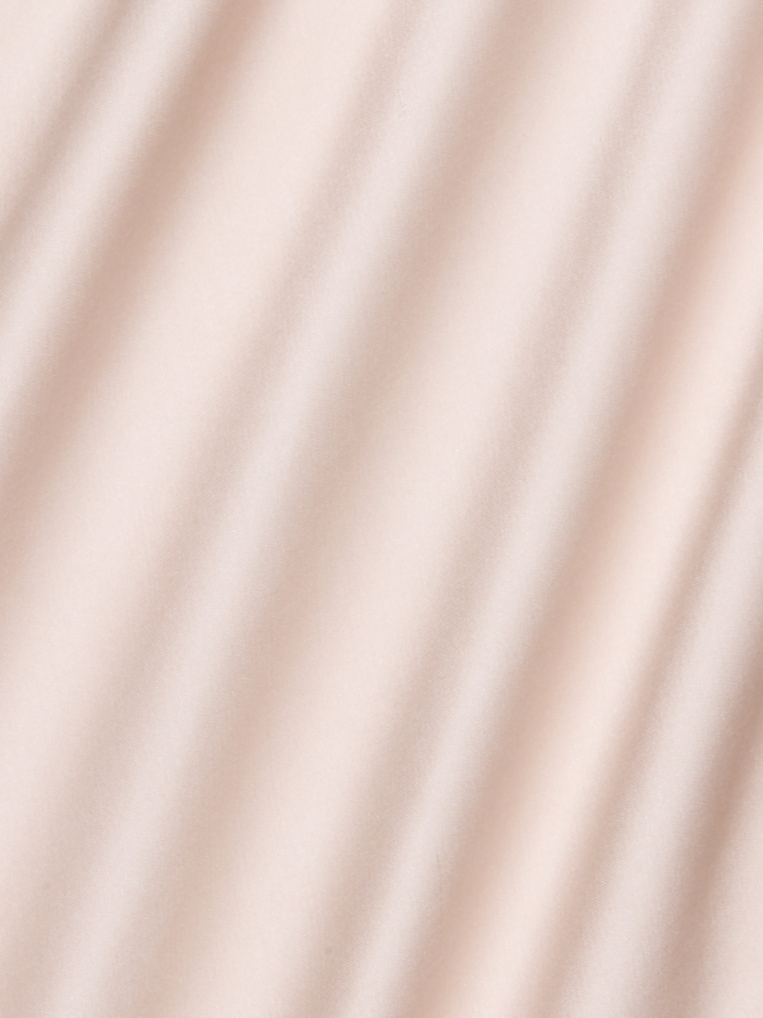 Il maxi abito Akiya Satin è caratterizzato da un morbido tessuto beige con delicate pieghe diagonali, che creano un look caldo e neutro. La texture liscia e satinata riflette sottilmente luci e ombre per un effetto elegante.