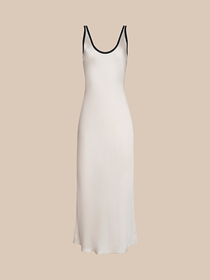 Das Akiya Satin Maxikleid ist ein ärmelloses, knöchellanges, cremefarbenes Kleid im Schrägschnitt mit Rundhalsausschnitt und schwarzer Borte auf beigefarbenem Grund - eine vielseitige und elegante Wahl für jeden Anlass.