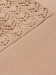 Detalle del Reverie Pointelle Knit Bralette en marrón claro, con dos texturas: un diseño de canalé en la parte inferior derecha y un delicado punto de pointelle en la parte superior izquierda, unido en diagonal a través del tejido.