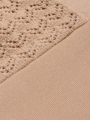 Gros plan sur la bralette Reverie Pointelle Knit Bralette en brun clair, qui présente deux textures : un motif côtelé en bas à droite et une délicate pointelle en dentelle en haut à gauche, reliée en diagonale sur le tissu.