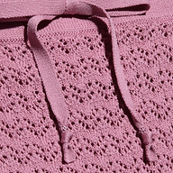 Primo piano della gonna Lacen Pointelle Knit in rosa, caratterizzata da un tessuto a maglia traspirante con un motivo a pizzo e due coulisse piatte sulla parte superiore.