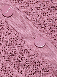 Primo piano del cardigan Orla Pointelle Knit Cardigan color malva, caratterizzato da un motivo a pointelle simile a un merletto e da due bottoni rosa con scritta in rilievo cuciti su una banda verticale solida.