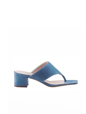 La sandale Estelle est une chaussure en daim épais de couleur bleue, dotée dun bout carré et dun talon bloc élégant.